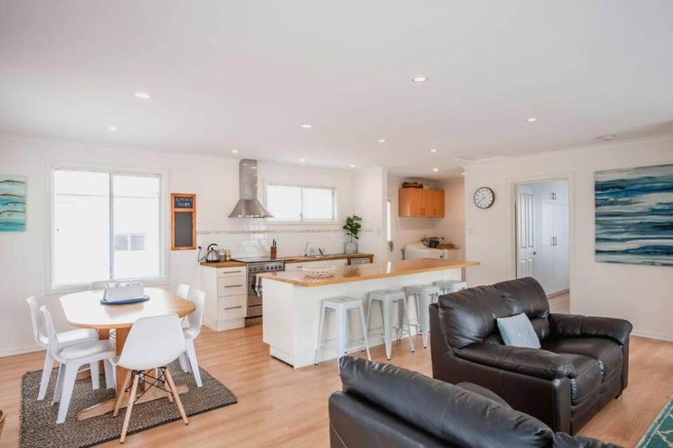 Kitchen or kitchenette, Living room, Seating area, Dining area, pet friendly, stove