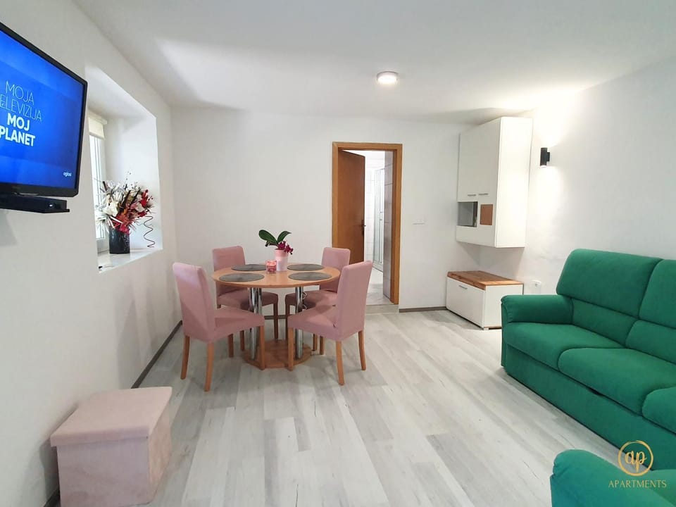 TV and multimedia, Living room, Seating area, Dining area