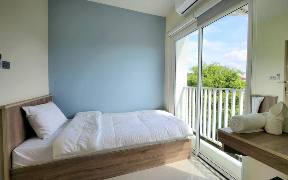 Shower, Toilet, View (from property/room), Quiet street view, towels