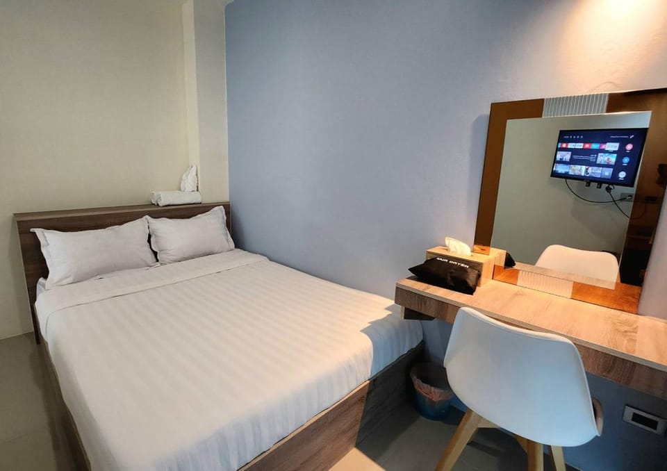 Shower, Toilet, Bed, City view, Quiet street view, air conditioner