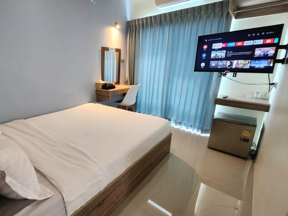 Shower, Toilet, City view, Quiet street view, towels, air conditioner