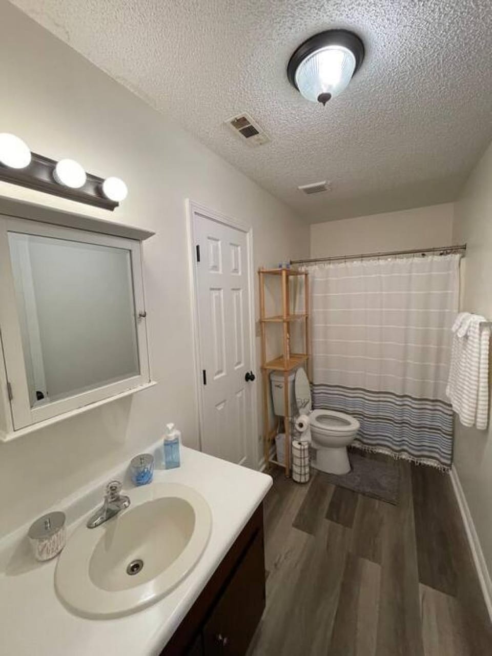 NEW King Beds 86 inch RokuTV and Massage at the Comfort Haven Apartment in Georgia