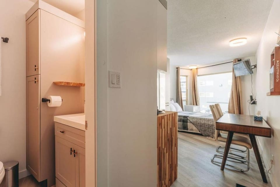 Bed, Photo of the whole room, Dining area