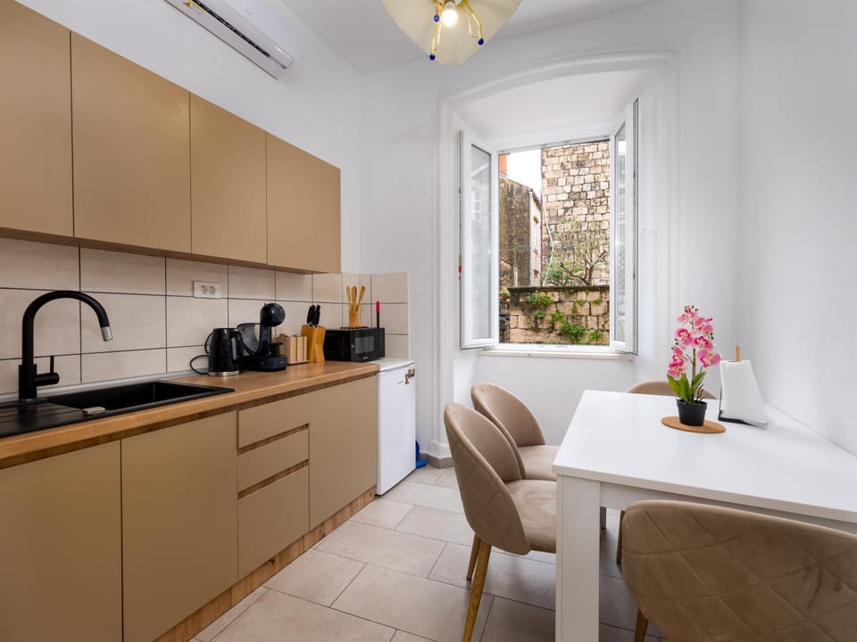 Coffee/tea facilities, Dining area, kitchen