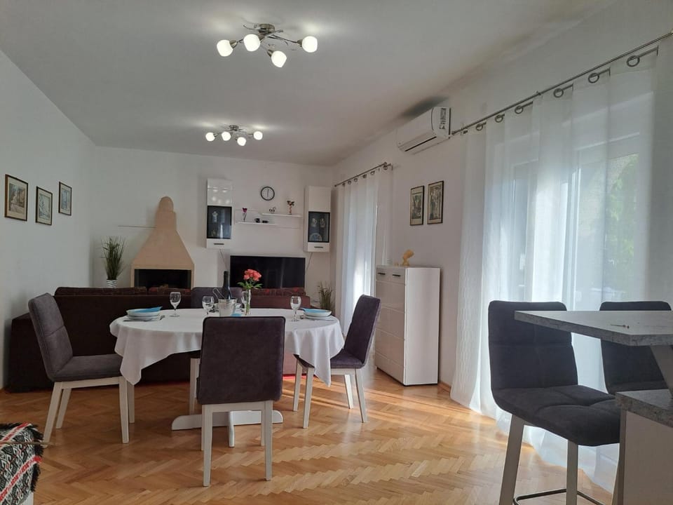 Living room, Seating area, Dining area, air conditioner