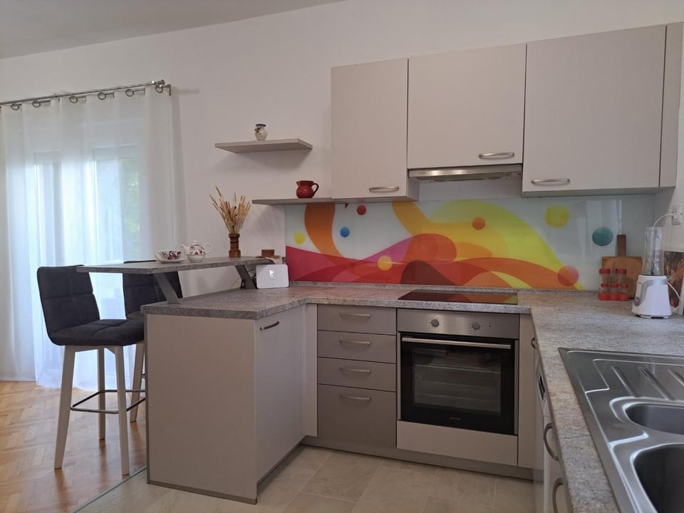 Kitchen or kitchenette, Dining area, dishwasher, pet friendly, stove