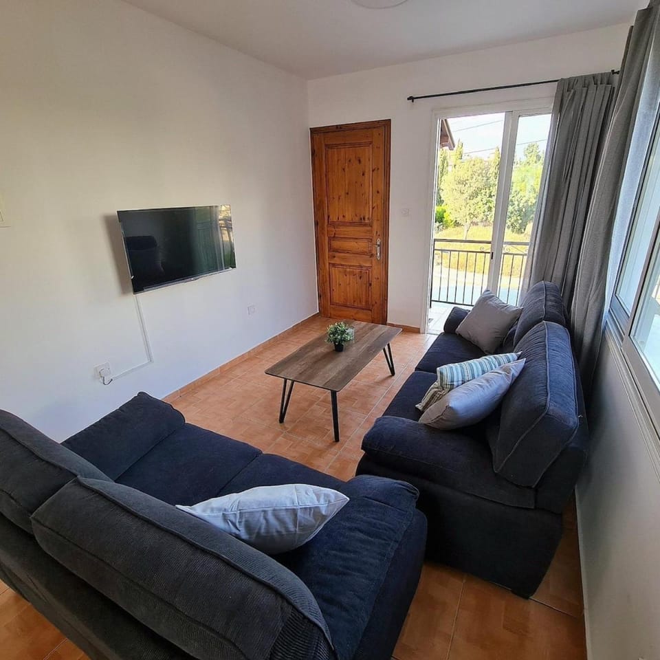 TV and multimedia, Living room, Seating area, Evening entertainment