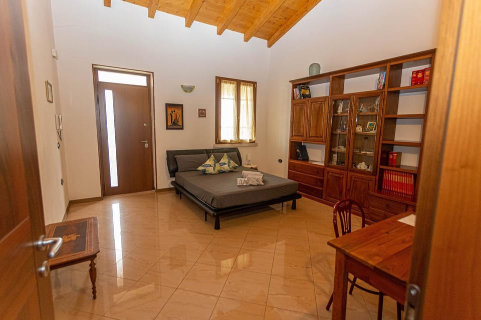 Bed, Library, Photo of the whole room, Seating area, Bedroom, hair dresser