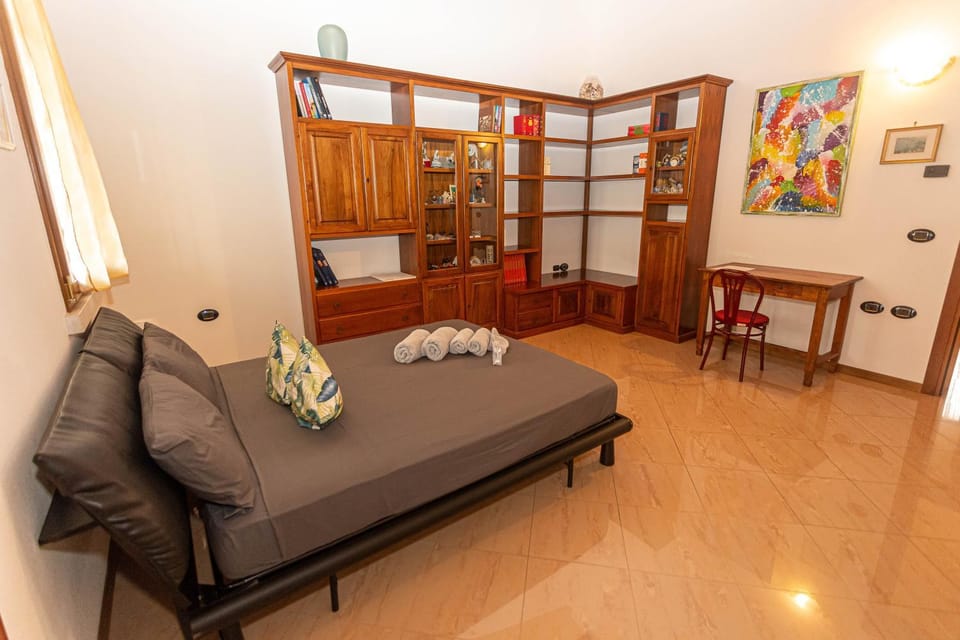 Bed, Library, Photo of the whole room, Bedroom
