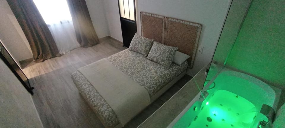 Bed, Hot Tub, Photo of the whole room, Bedroom