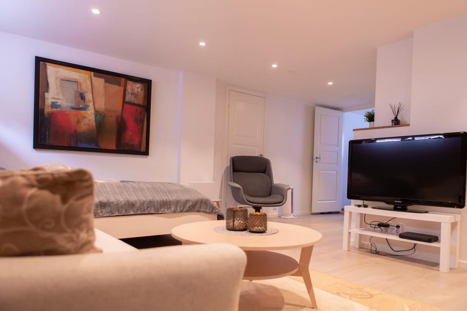 Communal lounge/ TV room, Living room, Seating area, Evening entertainment