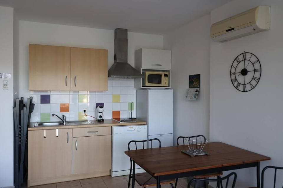 Kitchen or kitchenette, Dining area, dishwasher