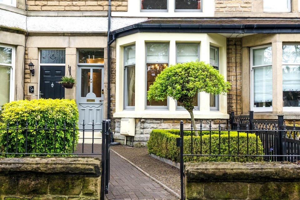 Property building, Day, Garden, Garden view
