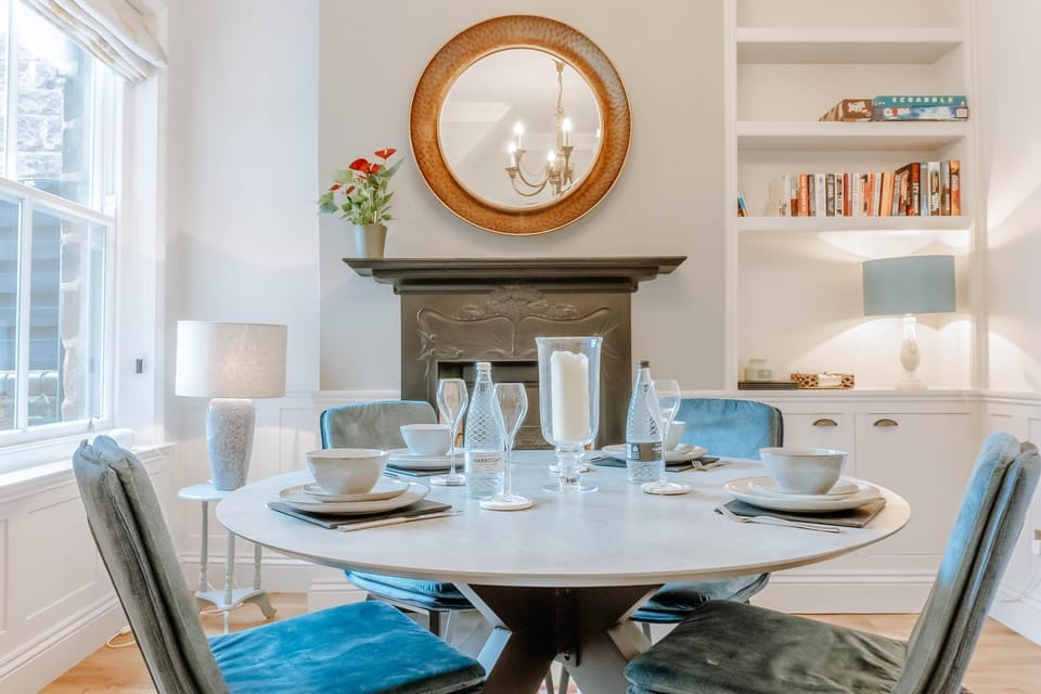 Library, Decorative detail, Seating area, Dining area