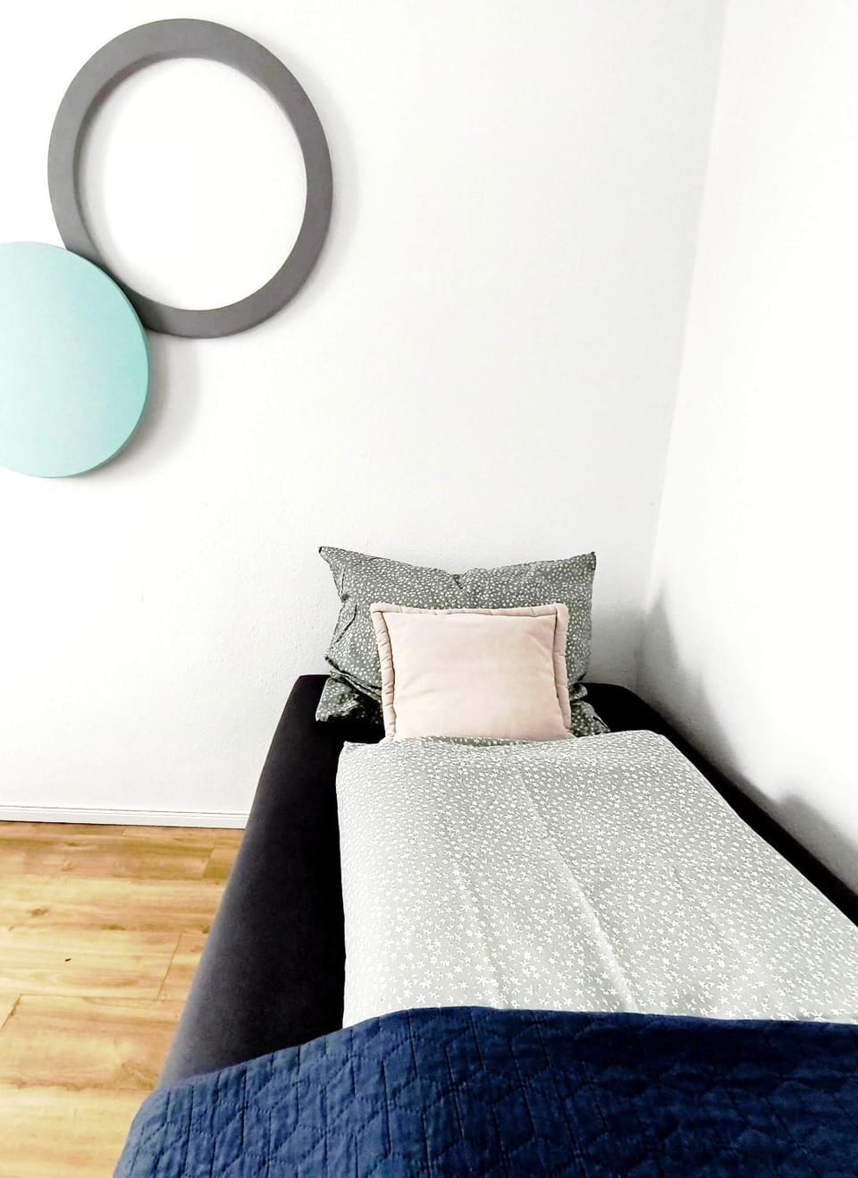 Schöne Ferienwohnung für 3 Personen, 2 Schlafzimmer, 1 Doppelbett, 1 Einzelbett, Monteure oder Geschäftsreisende, ruhige Innenstadtlage in Bielefeld, 400 m bis Klinikum Mitte, Smart TV, WLAN Apartment in Bielefeld