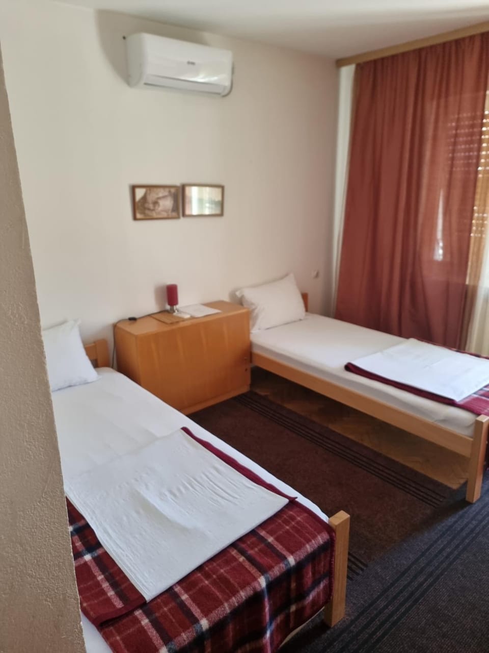 Bed, Bedroom, air conditioner