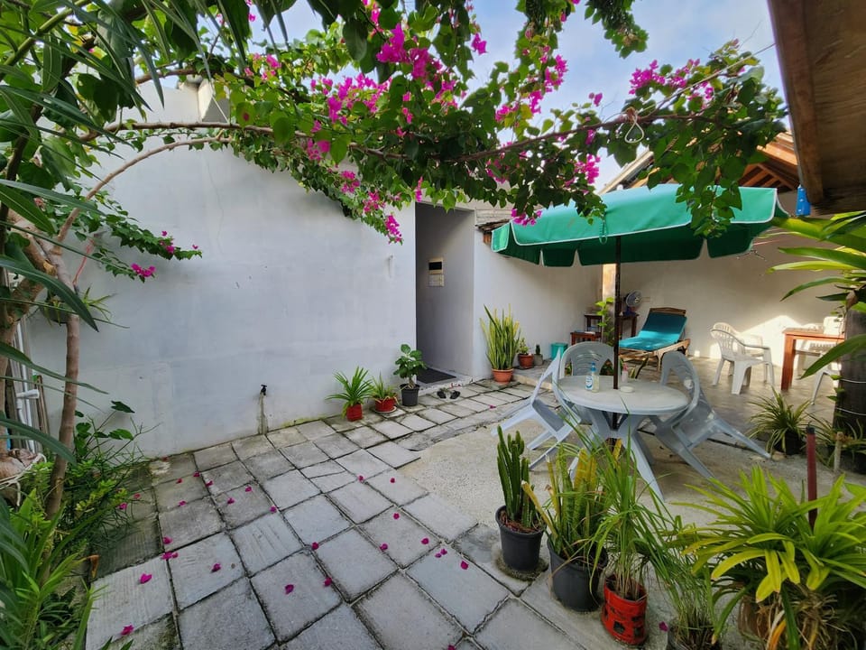 Property building, Restaurant/places to eat, Garden, Breakfast