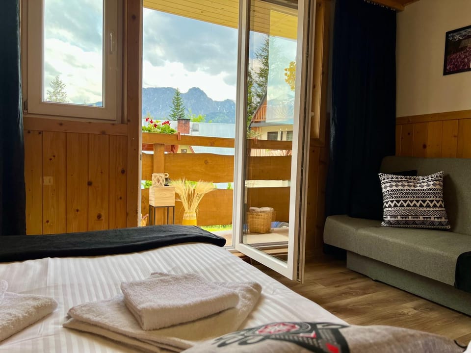 Bed, Balcony/Terrace, Photo of the whole room, Mountain view