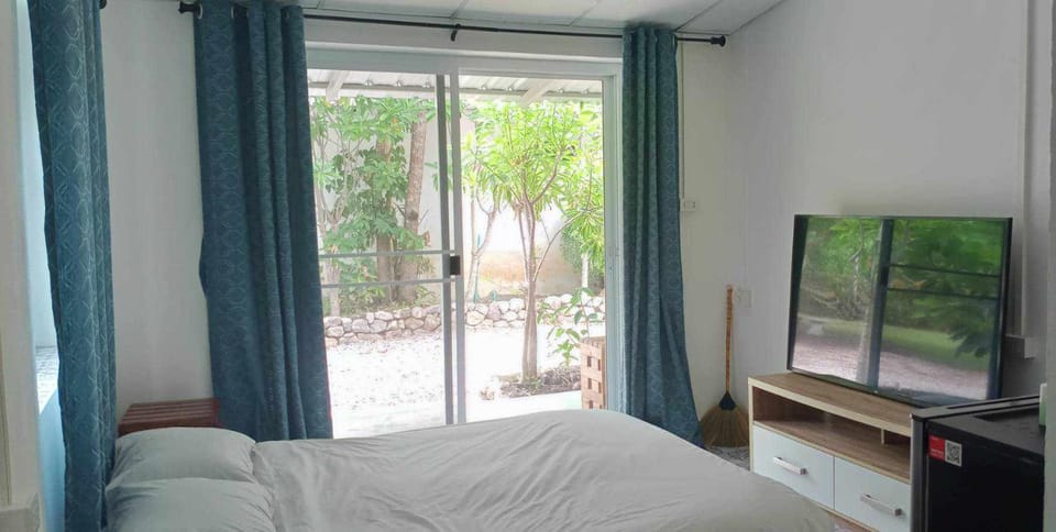 Bed, TV and multimedia, Bedroom, Garden view