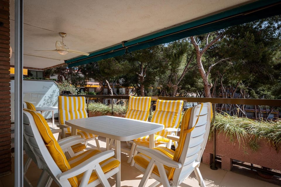 AT102 Els Pins, primera línea con piscina, vista mar Apartment in Torredembarra