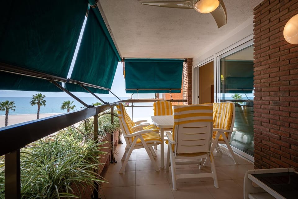 AT102 Els Pins, primera línea con piscina, vista mar Apartment in Torredembarra