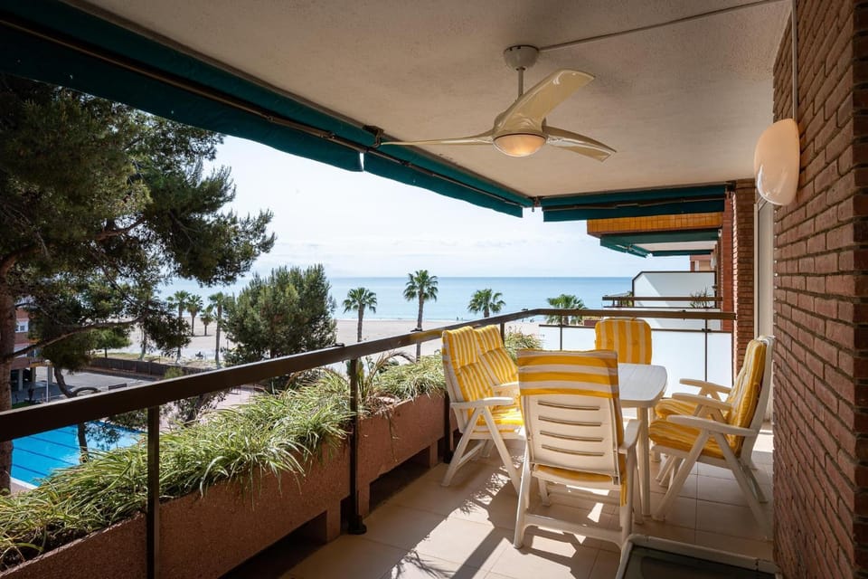 AT102 Els Pins, primera línea con piscina, vista mar Apartment in Torredembarra