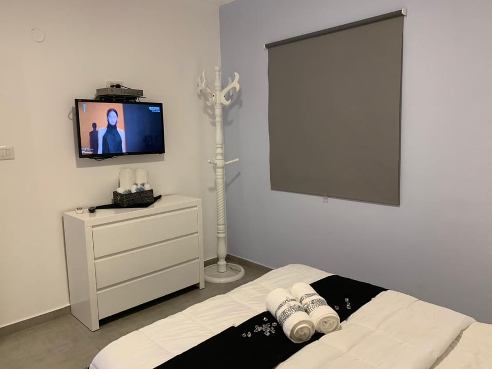 Bed, TV and multimedia, Photo of the whole room, Bedroom, towels