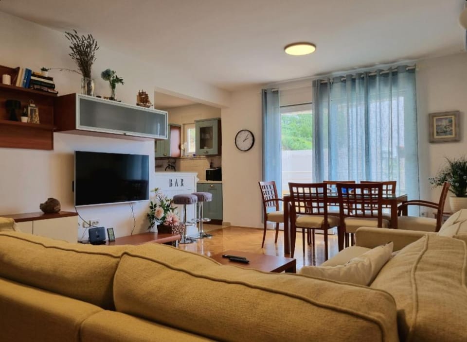 TV and multimedia, Living room, Seating area, Dining area