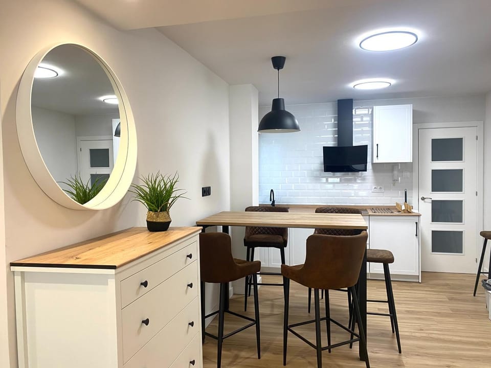 Kitchen or kitchenette, Dining area