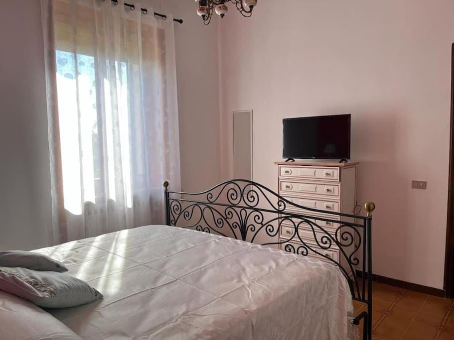 Bed, TV and multimedia, Bedroom