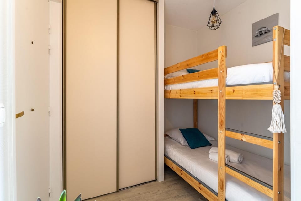 Bedroom, bunk bed