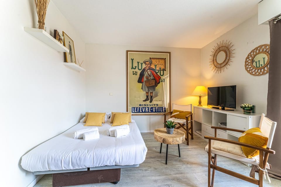 Bed, Living room