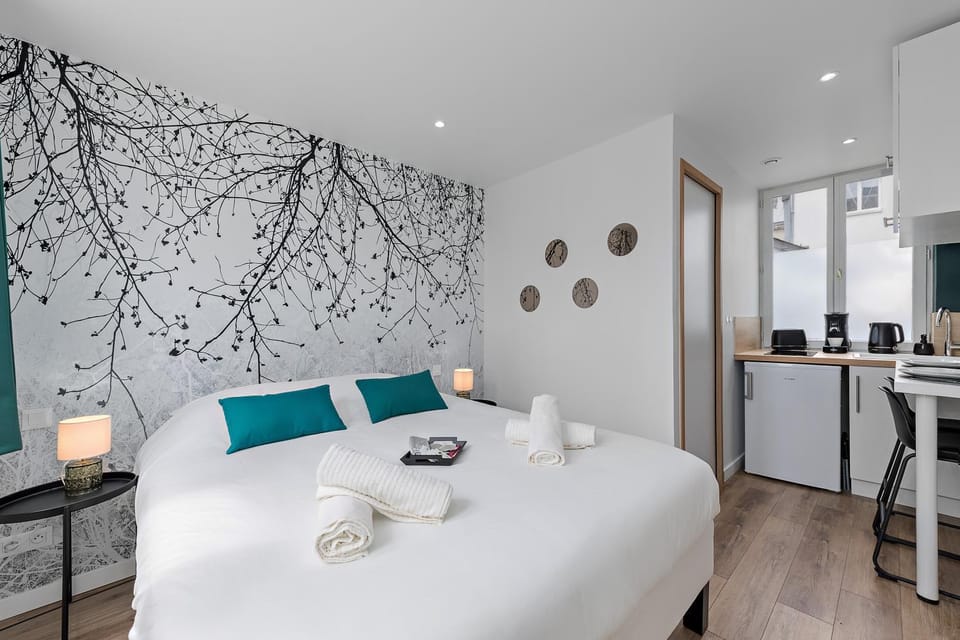 Bed, Night, TV and multimedia, Bedroom, heating, internet