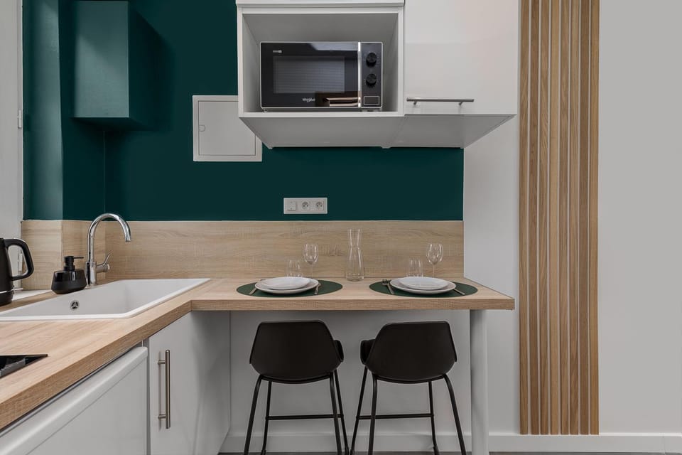 Kitchen or kitchenette, microwave, stove