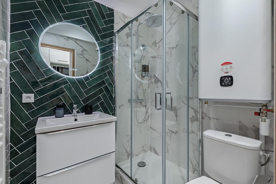 Shower, Toilet, Bathroom, hair dryier, heating, towels
