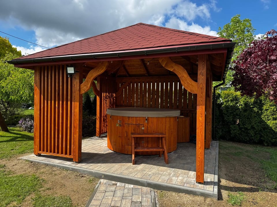 Garden, Hot Tub