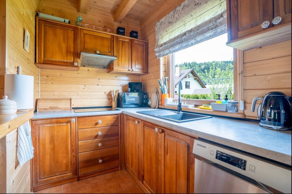 Coffee/tea facilities, Kitchen or kitchenette, dishwasher, microwave, pet friendly, stove, toaster, kitchen