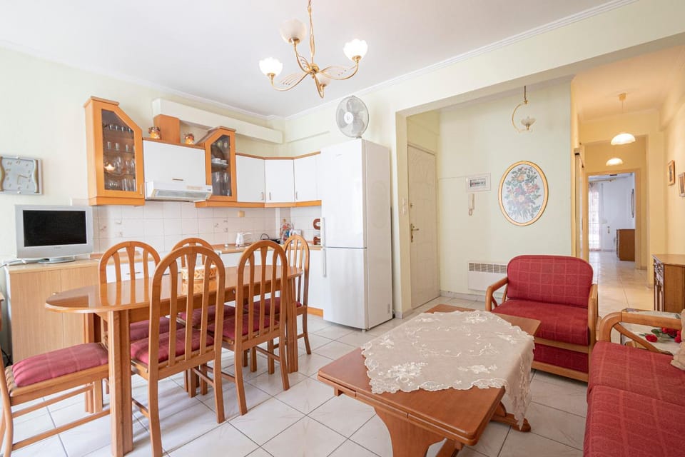 TV and multimedia, Kitchen or kitchenette, Living room, Seating area, Dining area