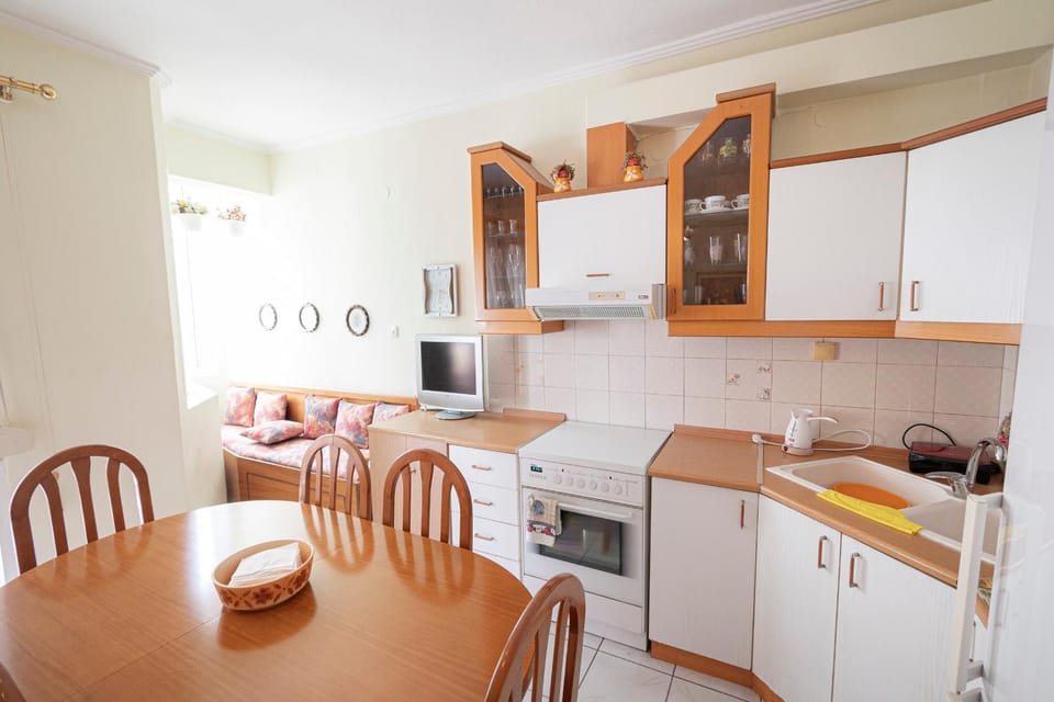 Kitchen or kitchenette, Dining area, oven, stove
