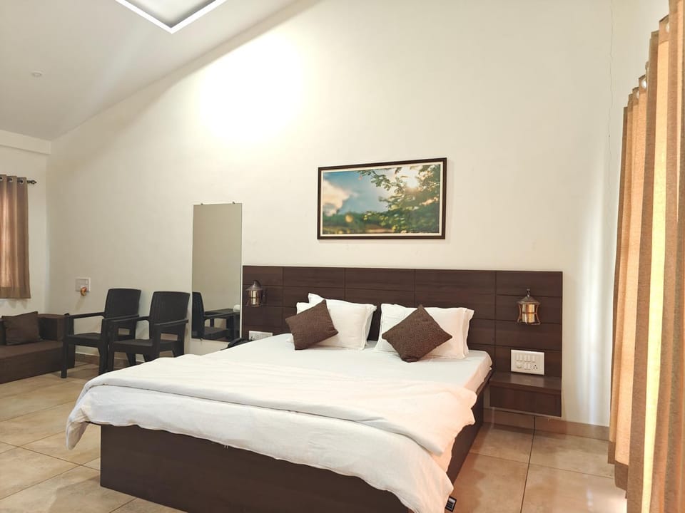 Bed, TV and multimedia, Photo of the whole room, Seating area, Bedroom