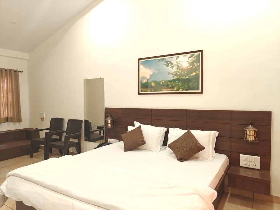 Bed, Photo of the whole room, Seating area, Bedroom