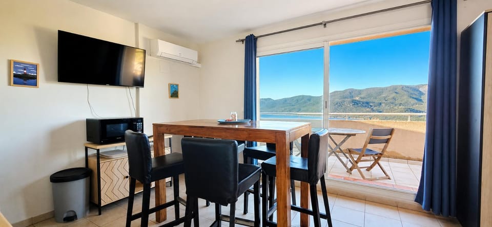 Communal lounge/ TV room, TV and multimedia, Living room, Seating area, Dining area, Mountain view, Sea view, air conditioner