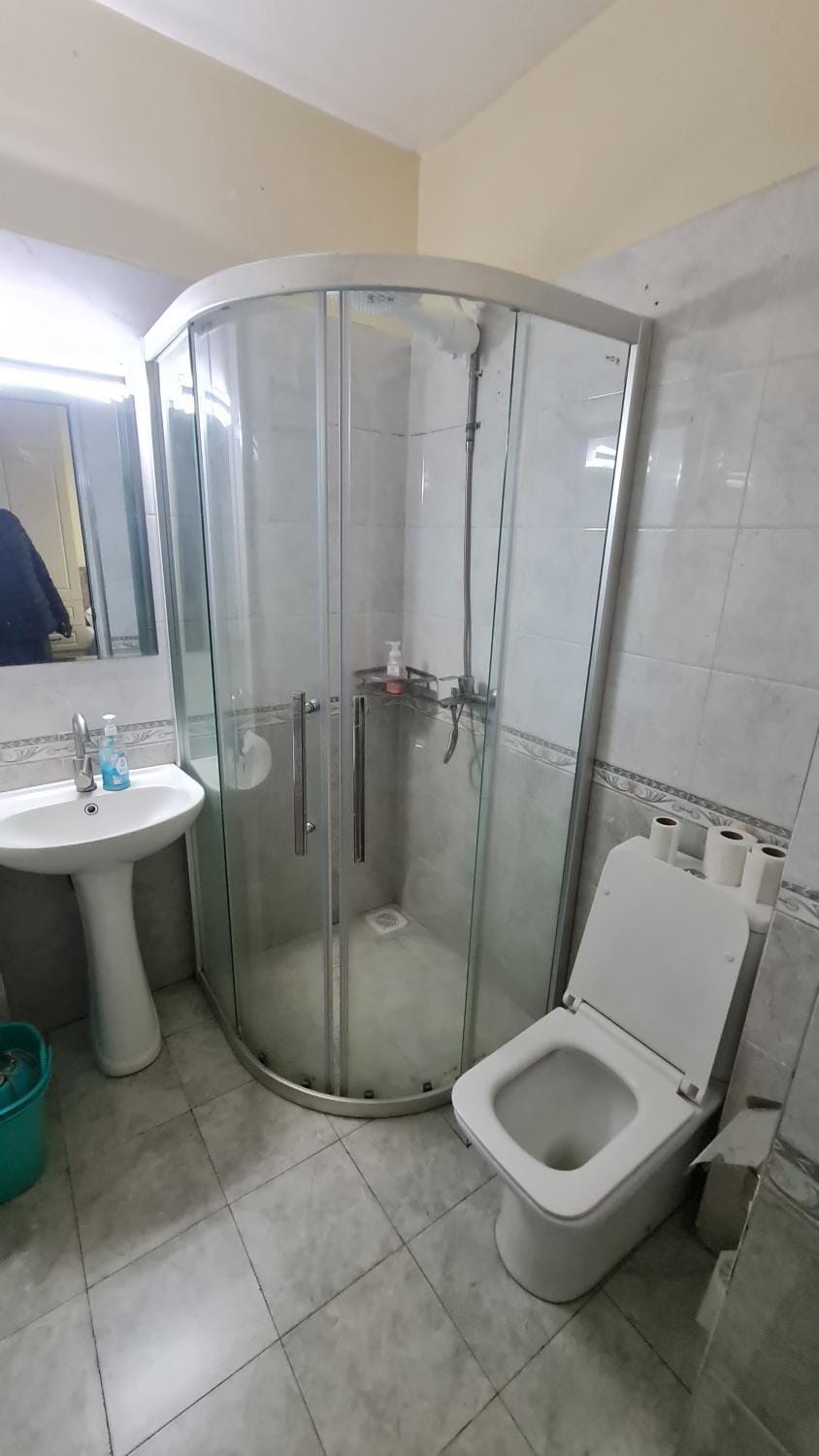 Shower, Toilet