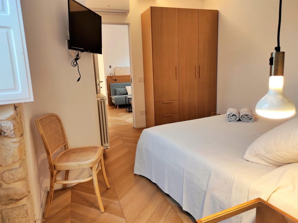 Bed, TV and multimedia, Bedroom