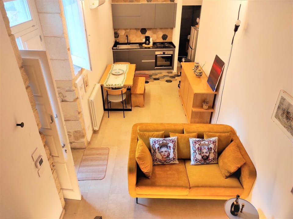 Seating area, Dining area, pet friendly, stove