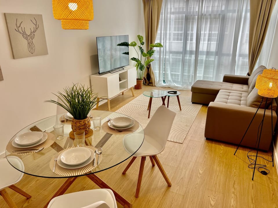 TV and multimedia, Living room, Seating area, Dining area