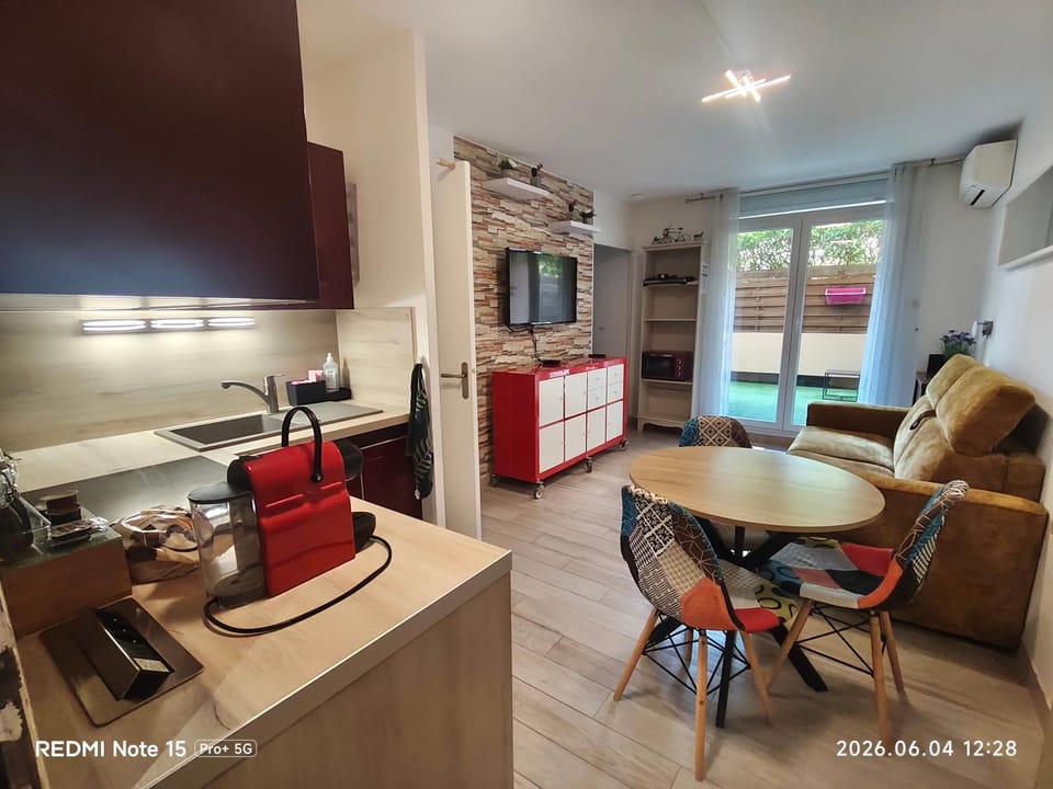 Charmant T2 RD jardin grande terrasse coeur ville plage 2 m clim garage wifi Apartment in Sainte-Maxime