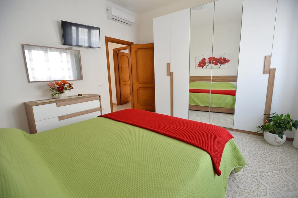 Bed, Photo of the whole room, Bedroom, wardrobe, air conditioner