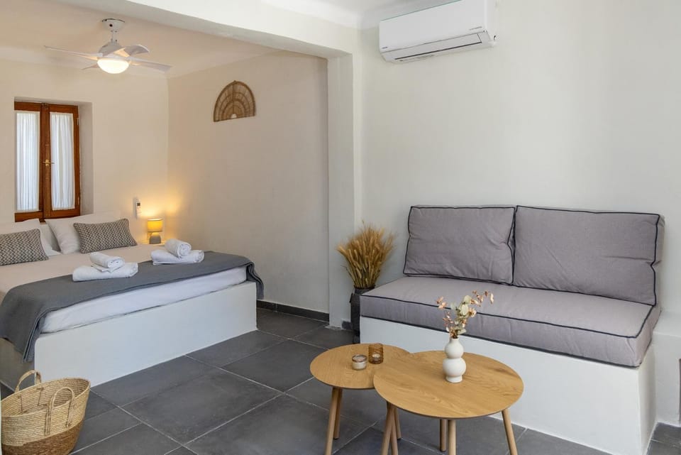 Bed, Seating area