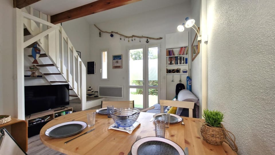TV and multimedia, Living room, Seating area, Dining area